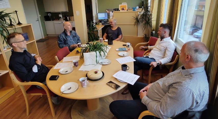 stabsmøte rundt bord